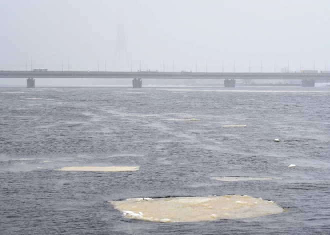 Nolecot no Salu tilta, dzīvību zaudējusi sieviete — blakus bojāgājušajai atrasts ziedu vainags. VIDEO