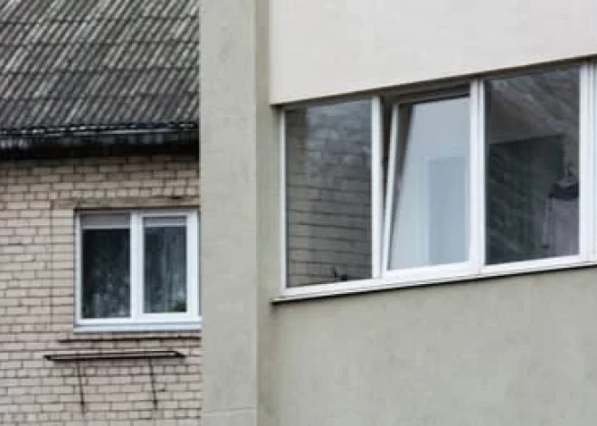 Apķēpāti četri nami un veikals - Madonā aizturēts vīrietis par vairāku ēku fasāžu apzīmēšanu