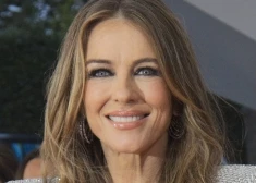 “Izskatās vēl labāk nekā toreiz!” Elizabete Hērlija pēc 27 gadiem atkal uzvelk slaveno “Versace” kleitu. FOTO