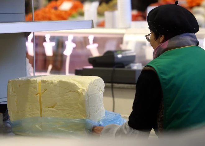 "Šīs pasakas var stāstīt vecmāmiņai!" Neticami lētais sviests veikalos pārsteidz lauksaimniekus