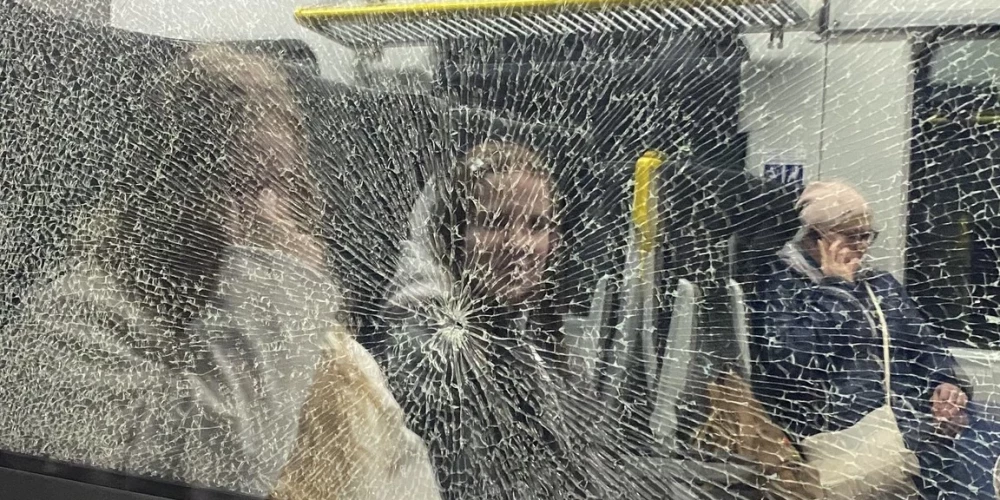 Incidenta rezultātā ticis bojāts vilciena logs.