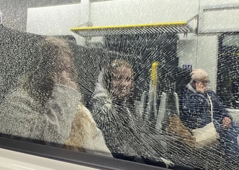 Incidenta rezultātā ticis bojāts vilciena logs.