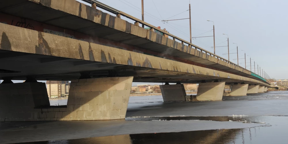 Женщина с Островного моста упала на лед замерзшей реки. 