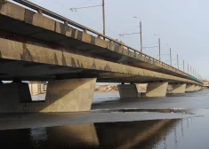 В Риге женщина упала с моста и погибла на льду Даугавы, рядом лежал венок из цветов