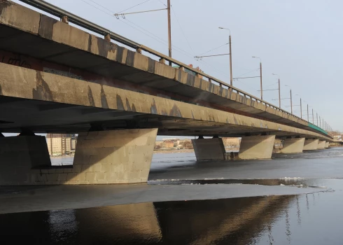 Женщина с Островного моста упала на лед замерзшей реки.