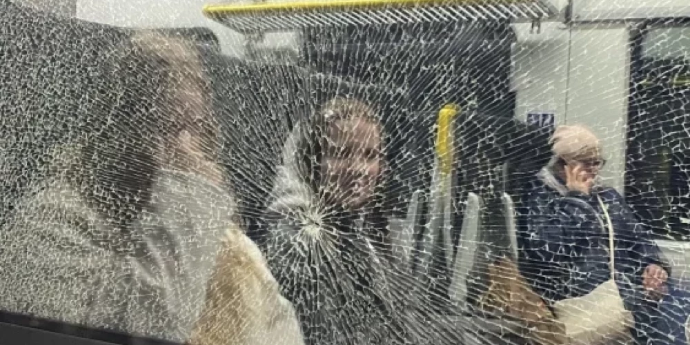 В результате инцидента было повреждено окно.