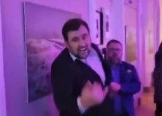 Rīgas domē apsver ētikas kodeksa pārskatīšanu pēc Brēmaņa agresīvās rīcības skolas salidojumā