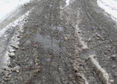 Kritisks stāvoklis uz grants ceļiem — daudzviet ievieš smagā transporta ierobežojumus