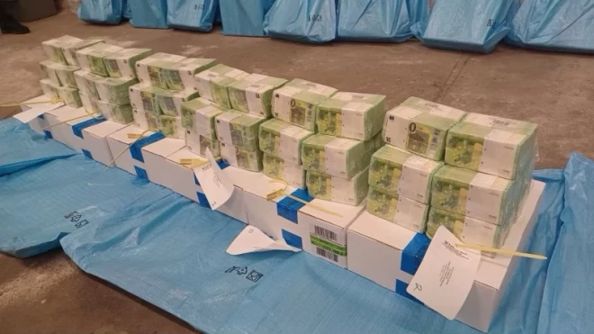 На этом снимке, предоставленном венгерским правительством 6 марта 2026 года в Будапеште, предположительно изображены деньги и золотые слитки, конфискованные из двух бронированных автомобилей, перевозивших через страну 40 миллионов долларов, 35 миллионов евро и девять килограммов золота.