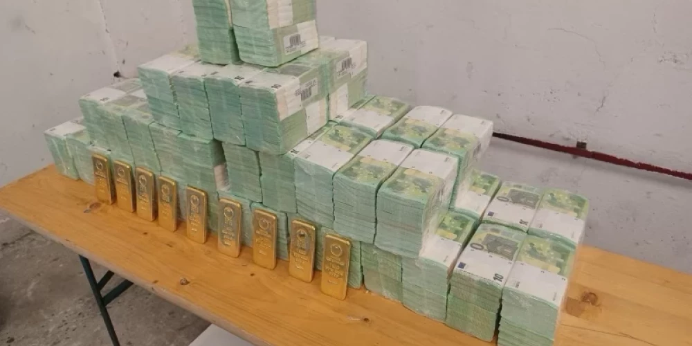 На этом снимке, предоставленном венгерским правительством 6 марта 2026 года в Будапеште, предположительно изображены деньги и золотые слитки, конфискованные из двух бронированных автомобилей, перевозивших через страну 40 миллионов долларов, 35 миллионов евро и девять килограммов золота.