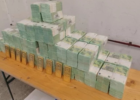 На этом снимке, предоставленном венгерским правительством 6 марта 2026 года в Будапеште, предположительно изображены деньги и золотые слитки, конфискованные из двух бронированных автомобилей, перевозивших через страну 40 миллионов долларов, 35 миллионов евро и девять килограммов золота.