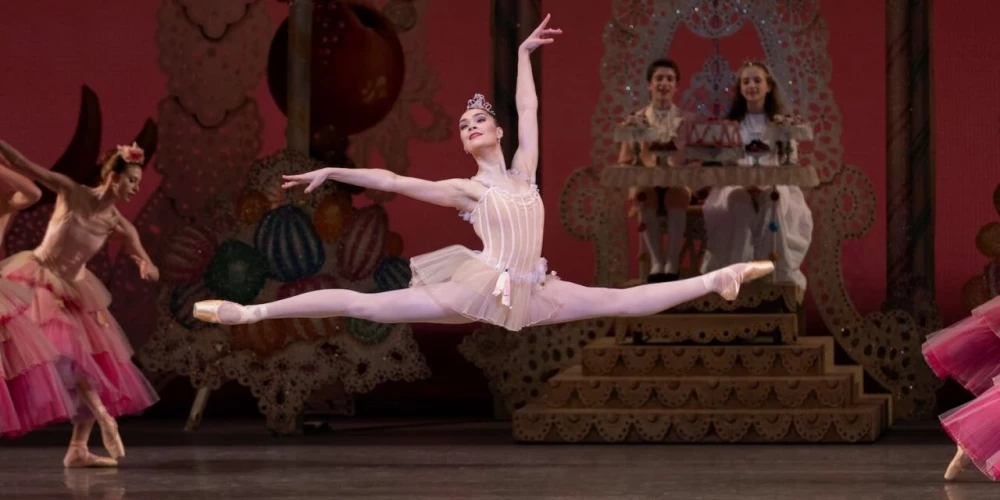 Прима-балерина New York City Ballet Мира Нэдон выступит в Риге.