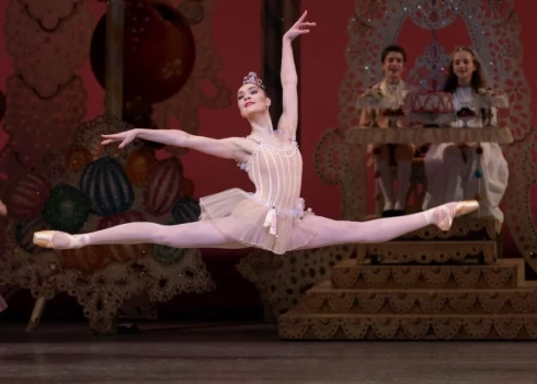Прима-балерина New York City Ballet Мира Нэдон выступит в Риге.