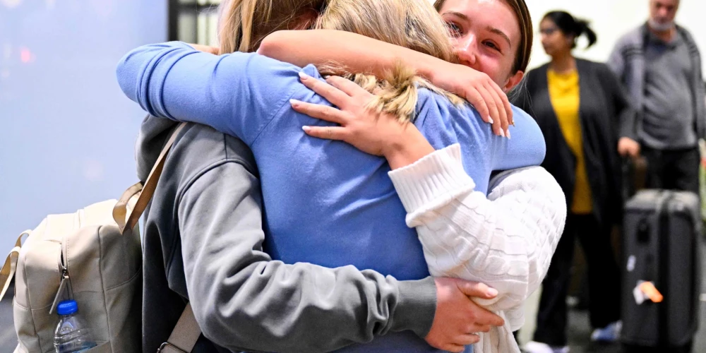 Ceļotāji priecīgi par iespēju tikt prom no Dubaijas./Austrija, Vīnes lidosta 2026. gada 5. martā.