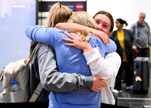 Ceļotāji priecīgi par iespēju tikt prom no Dubaijas./Austrija, Vīnes lidosta 2026. gada 5. martā.