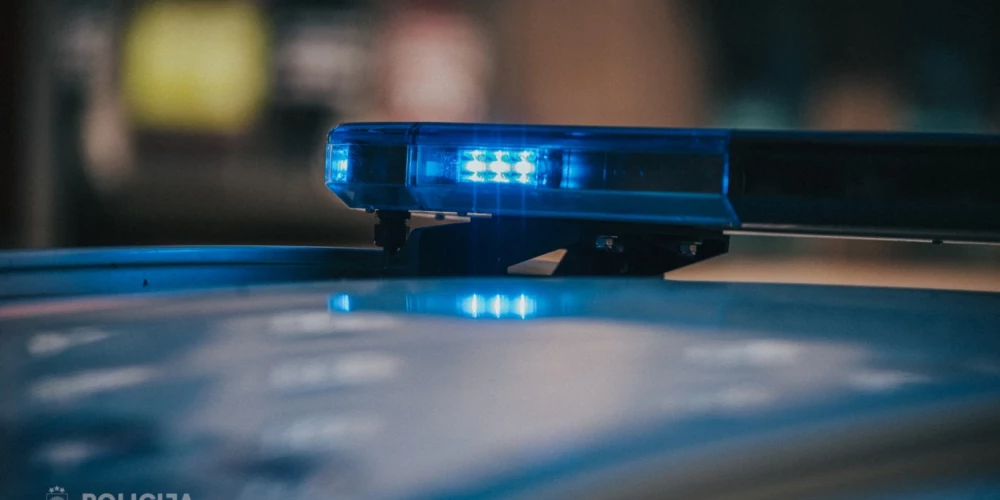 Вызов из-за женщины на лестнице привел полицию в квартиру с детьми и мужчиной в сильном опьянении.