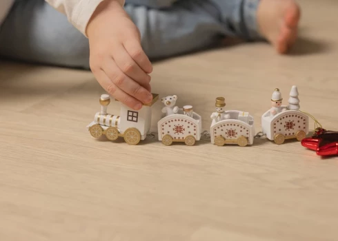 Valdemārpilī dzīvoklī ar mazgadīgiem bērniem atrasts stipri iereibis vīrietis.