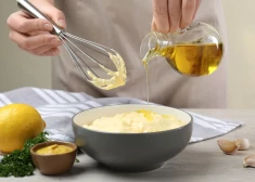 Ķiploku, kaperu vai klasisko: pagatavo majonēzi mājās 