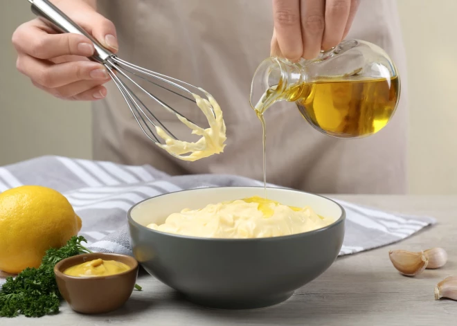 Ķiploku, kaperu vai klasisko: pagatavo majonēzi mājās 