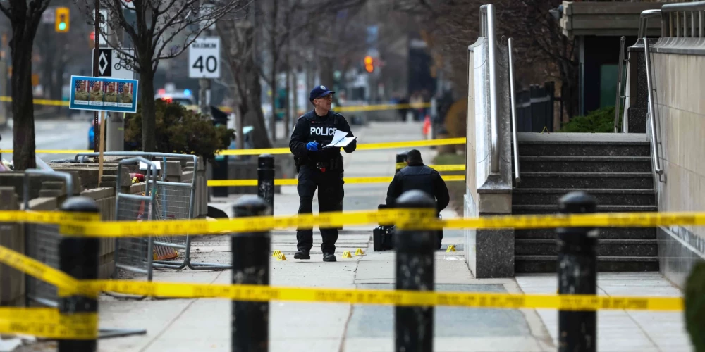 Toronto policija pie ASV konsulāta ēkas, kur otrdien atskanēja šāvieni