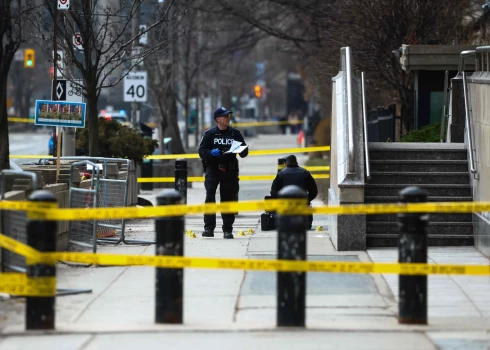 Toronto policija pie ASV konsulāta ēkas, kur otrdien atskanēja šāvieni
