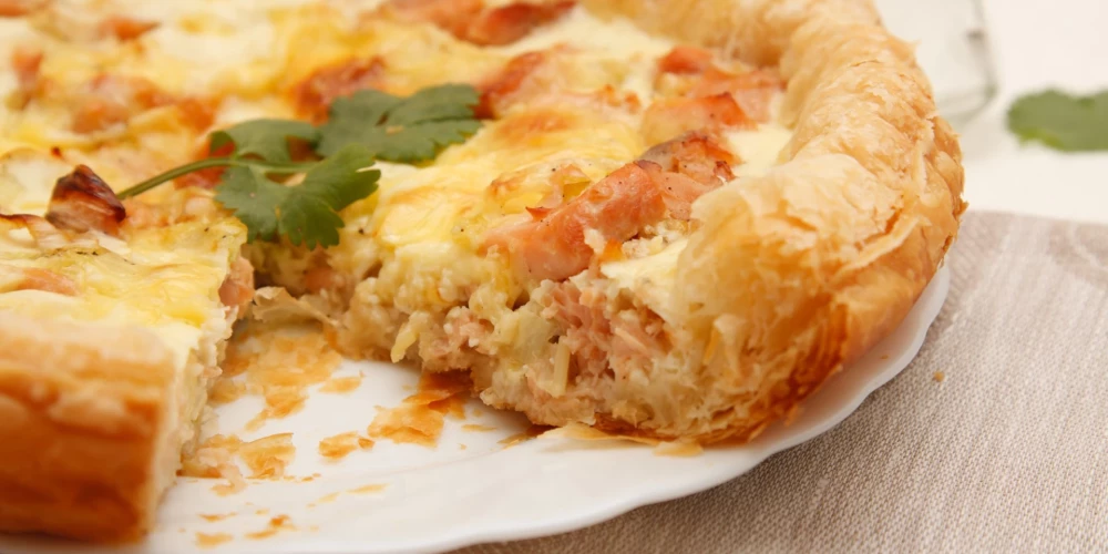 Sāļais pīrāgs, kuru var gatavot gan ar gaļu, gan veģetāru.