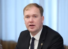 Valainis pieļauj akcīzes nodokļa samazināšanu degvielai, ja turpināsies cenu kāpums