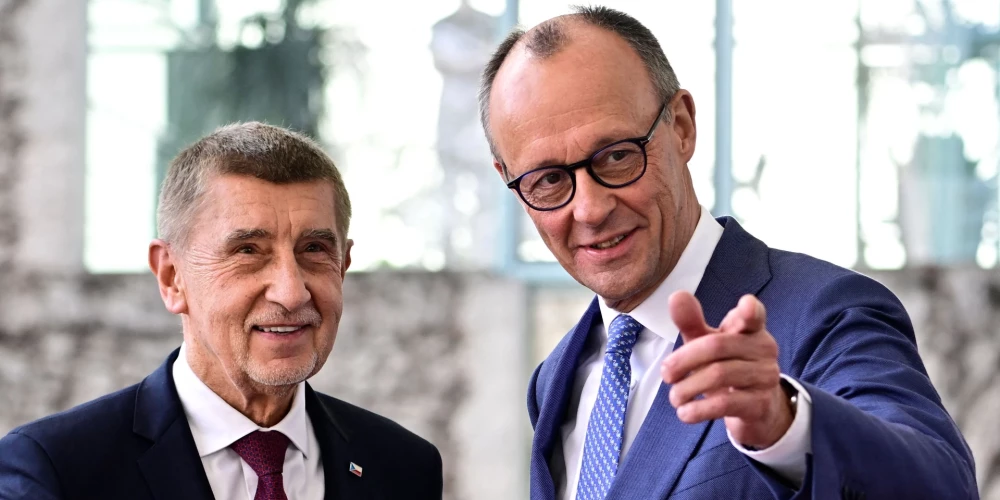 Vācijas kanclers Frīdrihs Mercs (pa labi) un Čehijas premjerministrs Andrejs Babišs