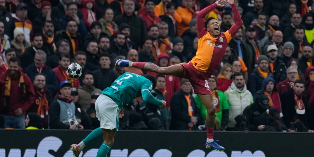Ar dzeltenām kartītēm un neieskaitītiem vārtiem bagātā spēlē "Galatasaray" pieveica "Liverpool"