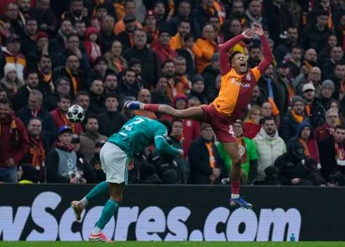 Ar dzeltenām kartītēm un neieskaitītiem vārtiem bagātā spēlē "Galatasaray" pieveica "Liverpool"
