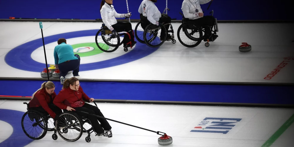 Linda Meijere un Adelaida Killiana paralimpisko spēļu ratiņkērlinga sacensībās.