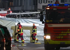 Šausmas Šveicē: sadeg autobuss, ir bojāgājušie. Iespējams, autobusā kāds vīrietis pats sevi aizdedzināja. VIDEO