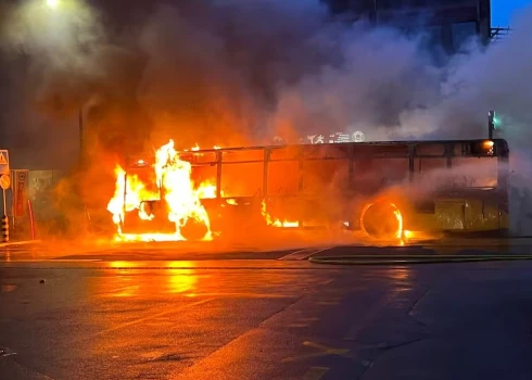 Degošais autobuss Kercerā (ekrānuzņēmums no "X")