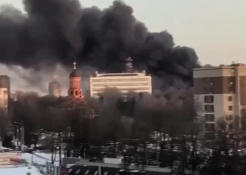 Skats uz Brjansku pēc trāpījuma raķešu vadības sistēmu rūpnīcai (ekrānuzņēmums no "X")