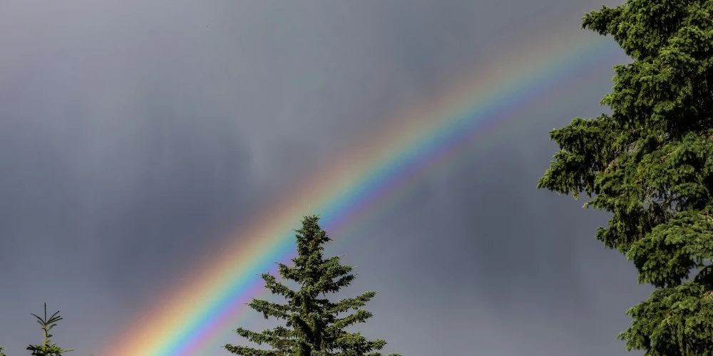 Trešdien vietām Latvijā, galvenokārt Kurzemē, gaidāms īslaicīgs lietus.