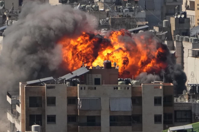 Izraēla veic triecienus pa Libānu, cenšoties iznīcināt grupējumu "Hezbollah”, kas nav Libānas valdības kontrolēts militārs spēks.