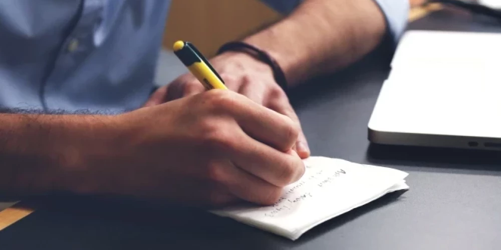 Komisijas priekšsēdētājs Māris Baltiņš skaidroja, ka ar terminu "supersets" šajā gadījumā saprotama darba organizācijas forma, kurā paredzēts intensīvs darbs aptuveni 90 minūšu garumā ar noteiktām pauzēm.