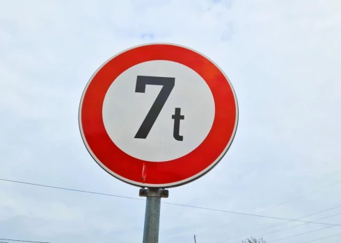 Uz Valkas novada autoceļiem tiks izvietotas jaunas ceļa zīmes.