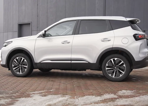 Pārsvarā Tiggo 4 mēģina braukt ar elektrību, un tam labi sanāk.