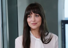 Звезда "50 оттенков серого" Дакота Джонсон снялась в самой откровенной фотосессии в своей карьере