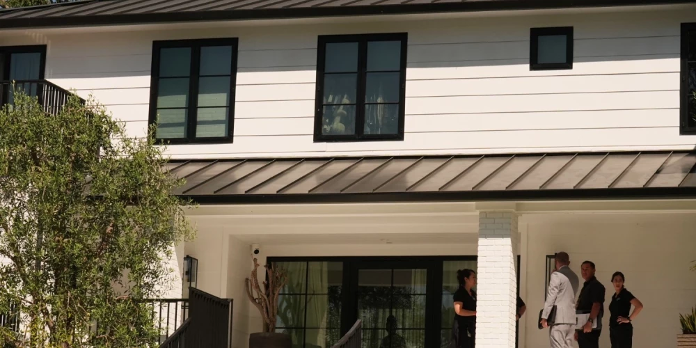 Sievietei, kura apšaudīja dziedātājas Riannas māju, draud mūža ieslodzījums. 