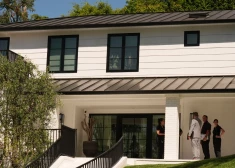 Sievietei, kura apšaudīja dziedātājas Riannas māju, draud mūža ieslodzījums