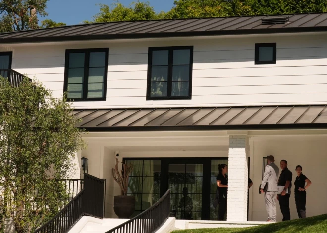 Sievietei, kura apšaudīja dziedātājas Riannas māju, draud mūža ieslodzījums