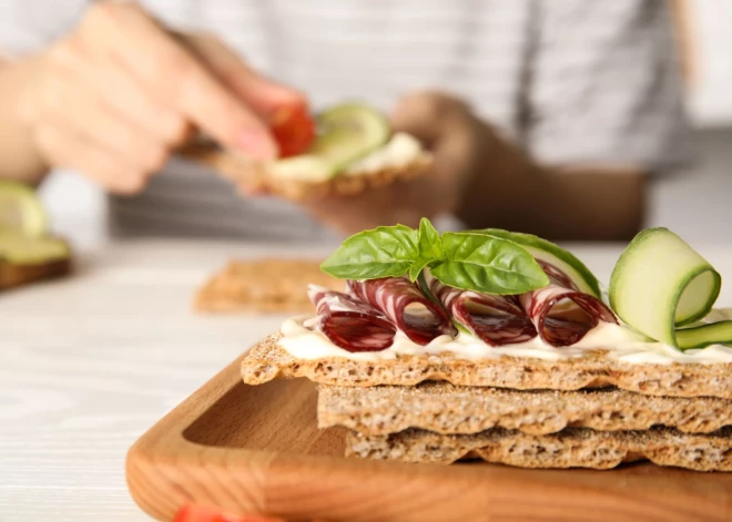 Pavasarīgas uzkodas ar sausmaizītēm