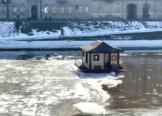 VIDEO: lietuviešus sajūsmina mājiņa, kas pa Neres upi devusies savā dzīvē