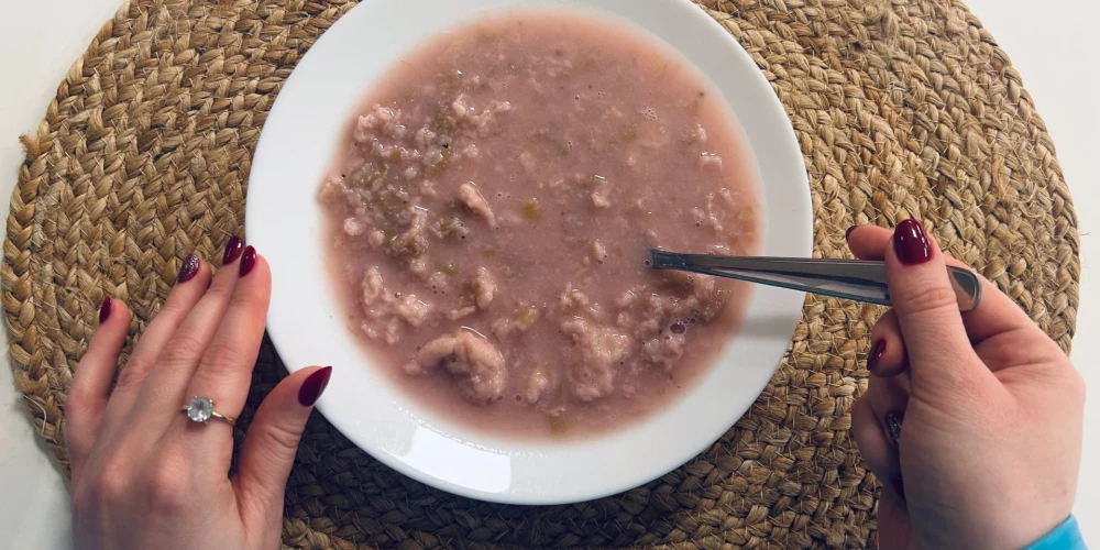 Saldētu rabarberu-upeņu ķīselis ar klimpām. 