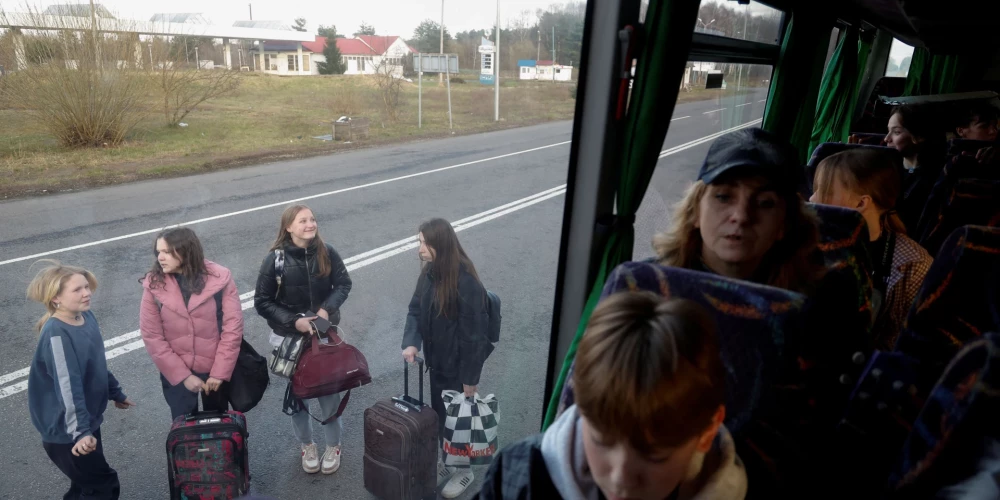 Дети, находившиеся в организованных Россией летних лагерях и вывезенные с неподконтрольных территорий, ждут посадки в автобус после возвращения в Украину через границу с Беларусью, Волынская область, 7 апреля 2023 года.