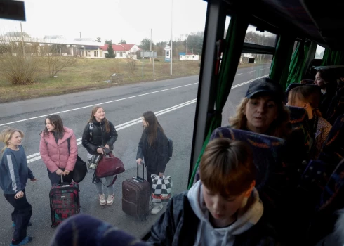 Дети, находившиеся в организованных Россией летних лагерях и вывезенные с неподконтрольных территорий, ждут посадки в автобус после возвращения в Украину через границу с Беларусью, Волынская область, 7 апреля 2023 года.