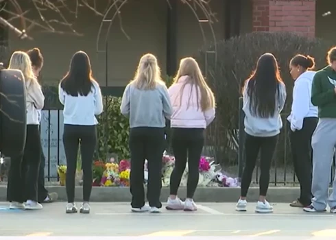 Skolnieki pie Northolas vidusskolas piemin traģiski bojā gājušo skolotāju Džeisonu Hjūzu (ekrānuzņēmums no video)