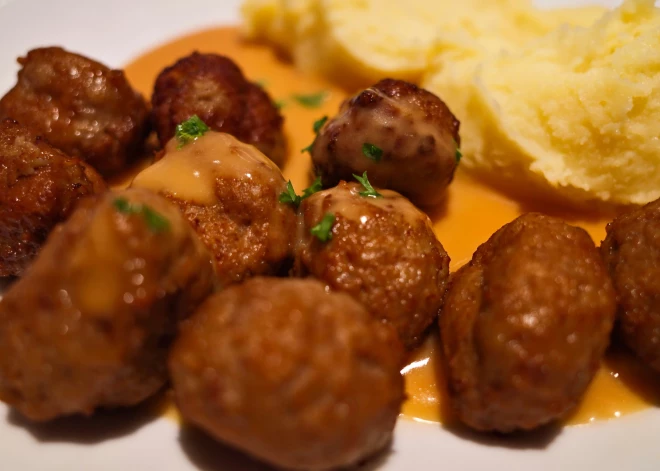 Oskars veikalā iegādātās gaļas bumbiņās uzgājis nepatīkamu pārsteigumu. "Pirmais kodiens - sajūtas nepatīkamas!"